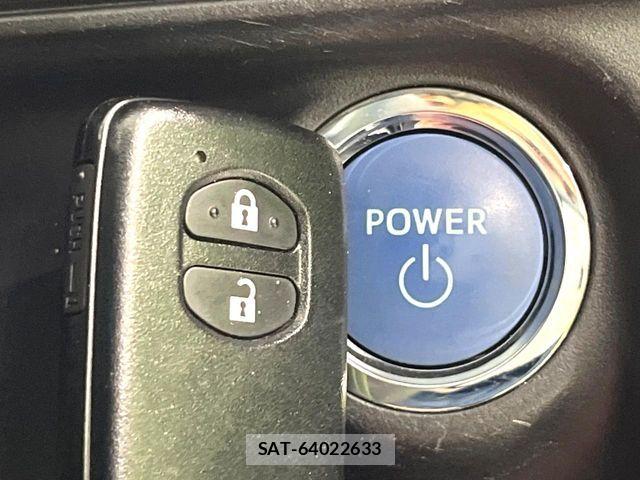Toyota AQUA 2016-12 8206271-4