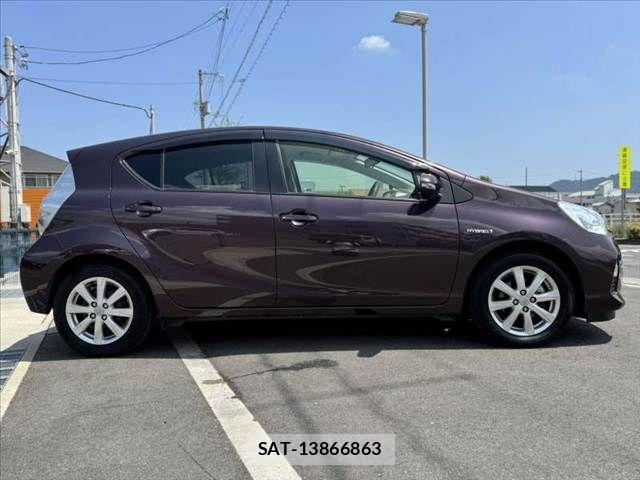 Toyota AQUA 2014-07 8206294-11