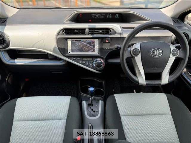 Toyota AQUA 2014-07 8206294-1