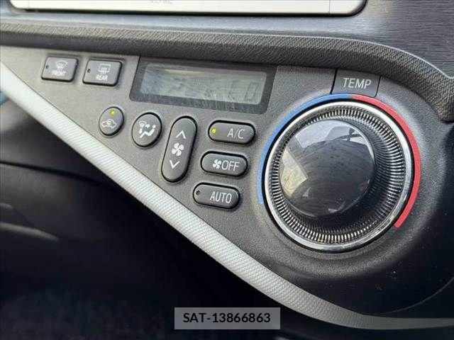 Toyota AQUA 2014-07 8206294-26