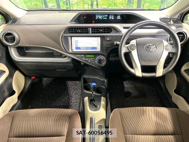 Toyota AQUA 2014-01 8206272-1