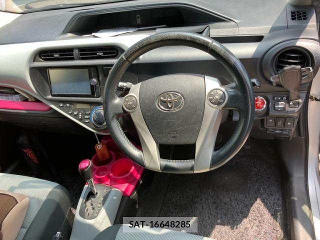Toyota AQUA 2013-09 8206311-13