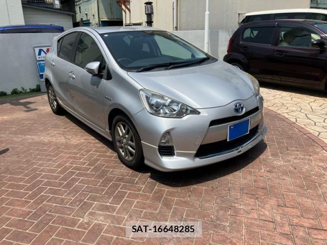 Toyota AQUA 2013-09 8206311-0