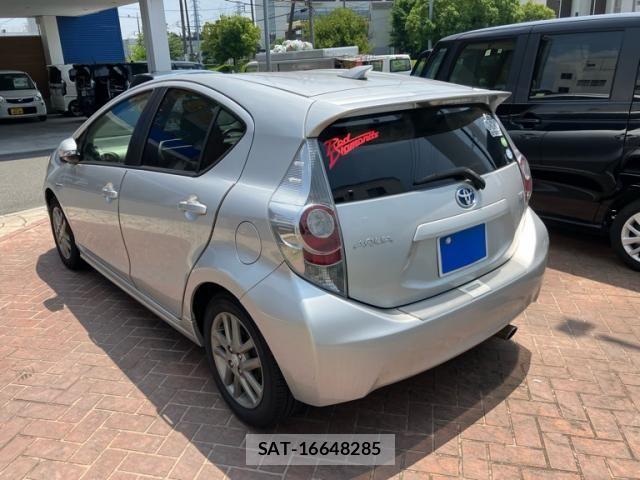 Toyota AQUA 2013-09 8206311-2