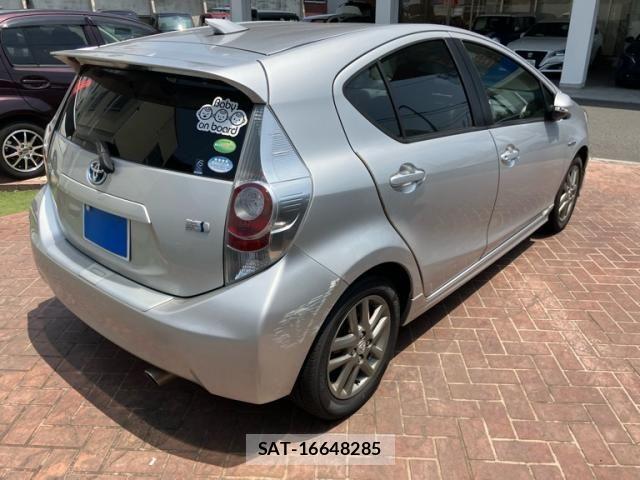 Toyota AQUA 2013-09 8206311-3