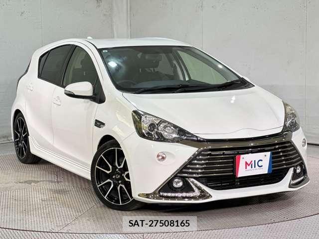 Toyota AQUA 2015-10 8206270-1