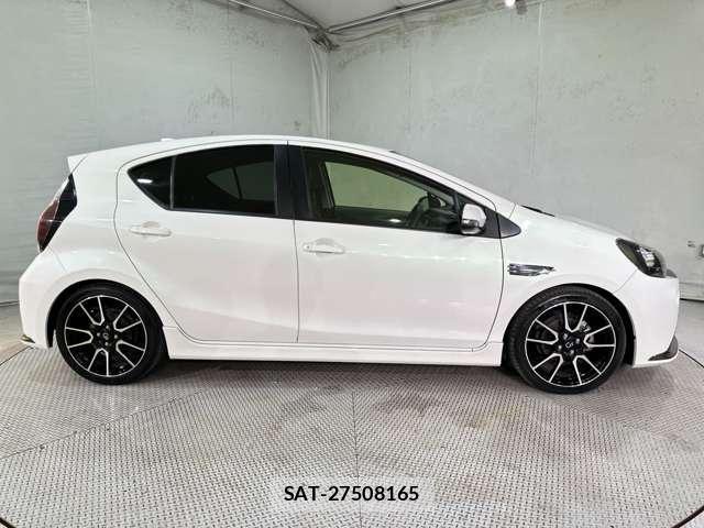 Toyota AQUA 2015-10 8206270-3