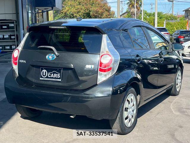 Toyota AQUA 2014-01 8206309-1