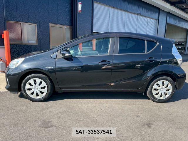 Toyota AQUA 2014-01 8206309-3