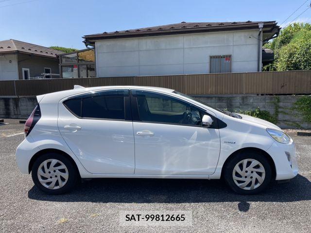 Toyota AQUA 2015-07 8206275-5