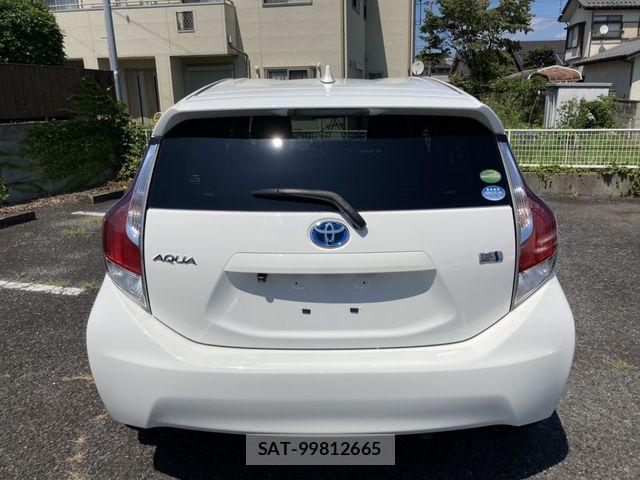 Toyota AQUA 2015-07 8206275-6
