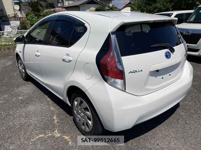 Toyota AQUA 2015-07 8206275-7