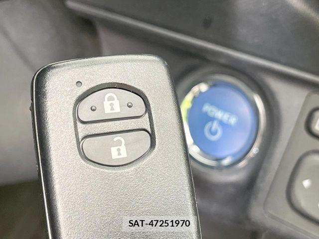 Toyota AQUA 2017-11 8206263-6