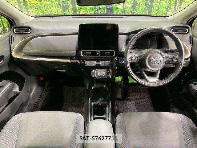 Toyota AQUA 2021-09 8206252-1