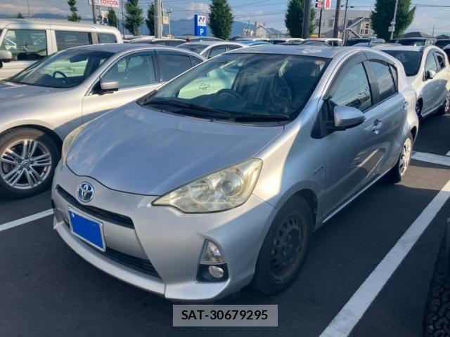 Toyota AQUA 2012-06 8206313-0