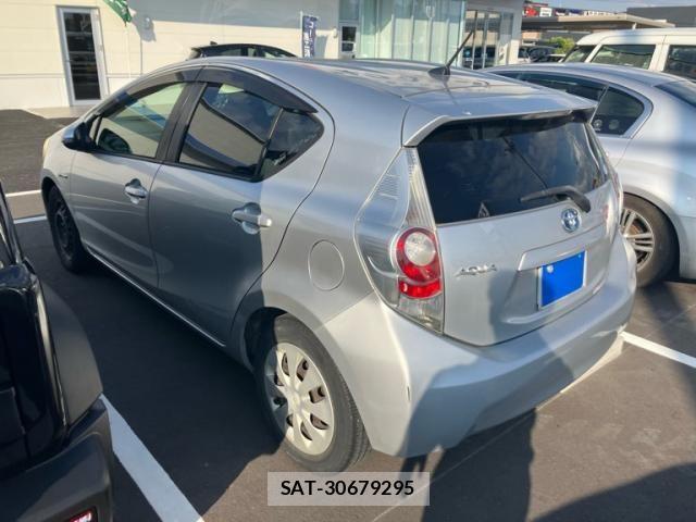 Toyota AQUA 2012-06 8206313-13