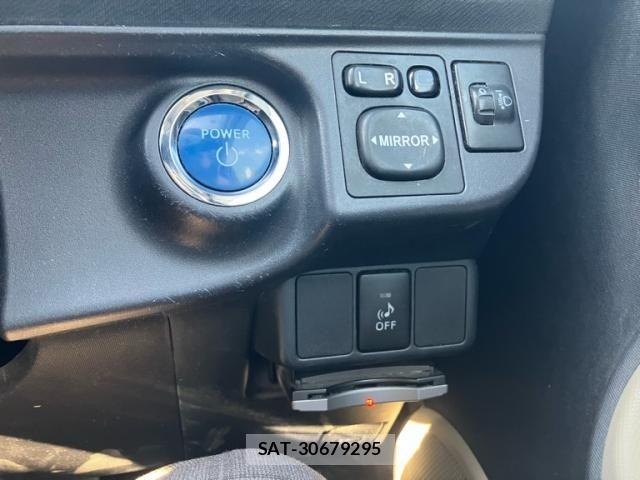 Toyota AQUA 2012-06 8206313-17