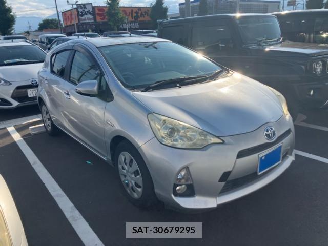 Toyota AQUA 2012-06 8206313-1