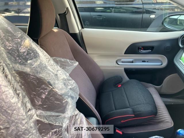 Toyota AQUA 2012-06 8206313-7