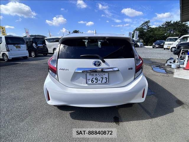 Toyota AQUA 2018-03 8206273-11