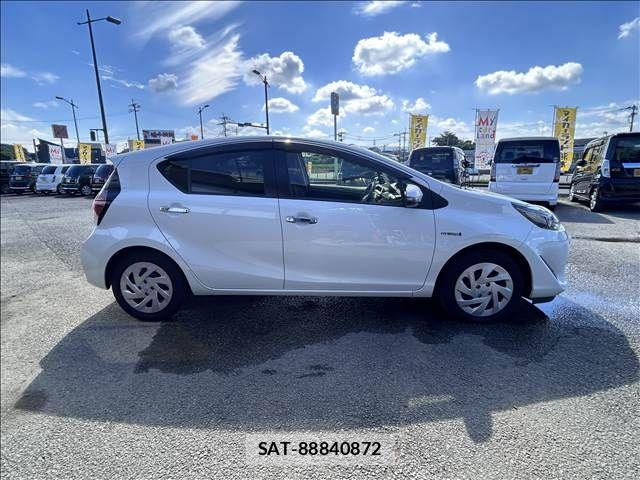 Toyota AQUA 2018-03 8206273-12