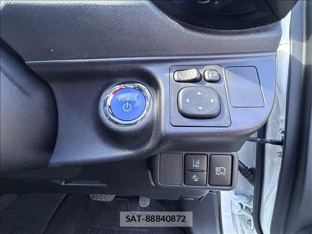 Toyota AQUA 2018-03 8206273-4