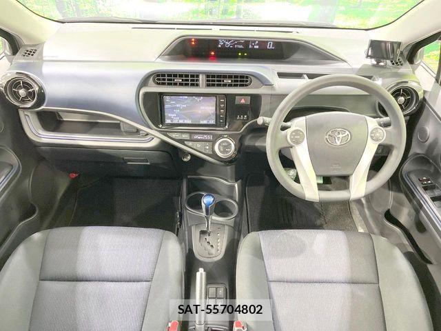 Toyota AQUA 2015-10 8206281-1