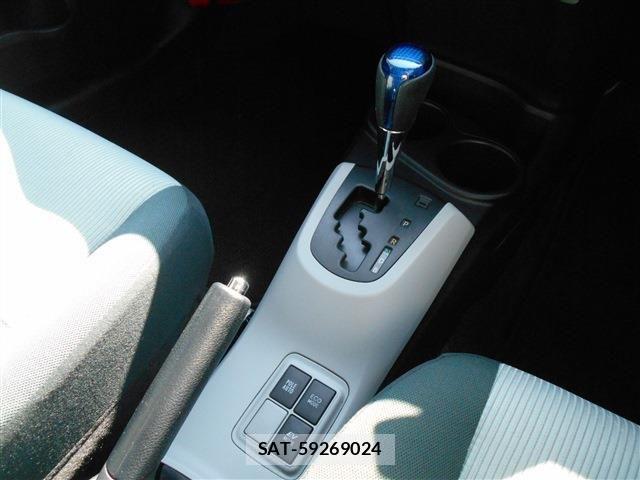 Toyota AQUA 2013-07 8206308-9