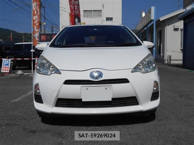 Toyota AQUA 2013-07 8206308-1