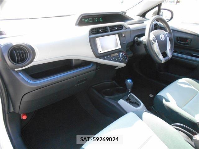 Toyota AQUA 2013-07 8206308-22
