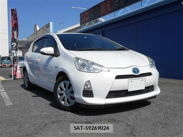 Toyota AQUA 2013-07 8206308-2