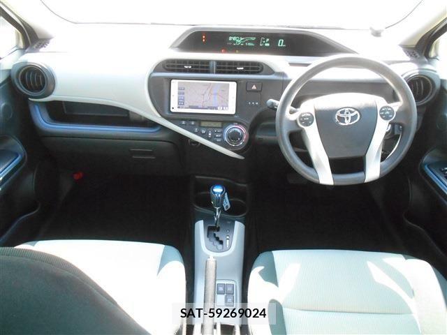 Toyota AQUA 2013-07 8206308-3