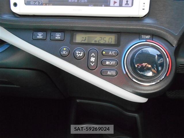 Toyota AQUA 2013-07 8206308-8