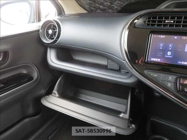 Toyota AQUA 2019-02 8206258-12