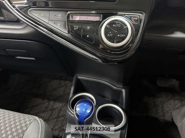 Toyota AQUA 2018-02 8206262-17