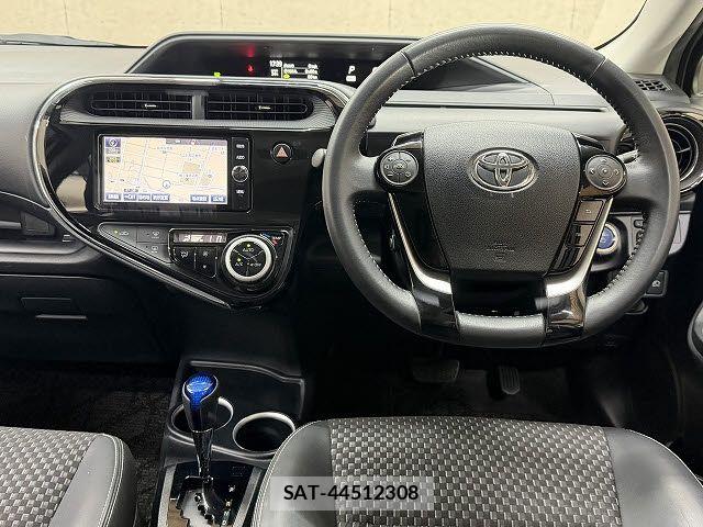 Toyota AQUA 2018-02 8206262-1
