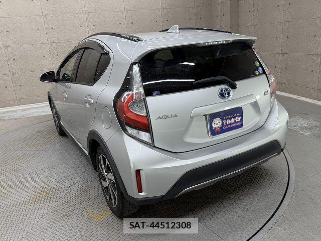 Toyota AQUA 2018-02 8206262-2