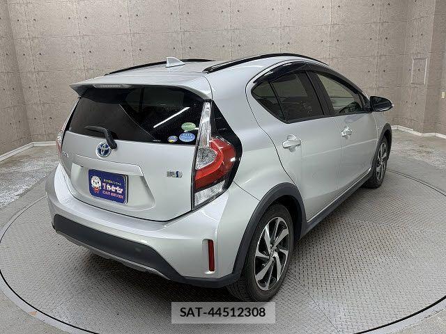 Toyota AQUA 2018-02 8206262-3
