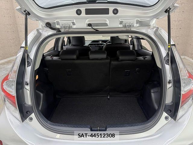 Toyota AQUA 2018-02 8206262-8