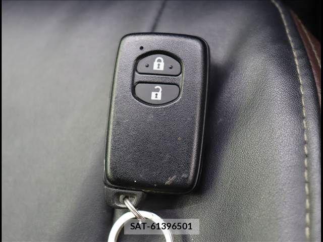 Toyota AQUA 2017-09 8206261-15