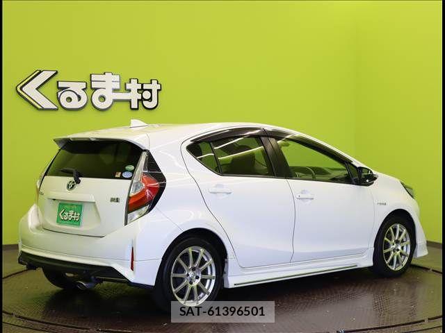Toyota AQUA 2017-09 8206261-1
