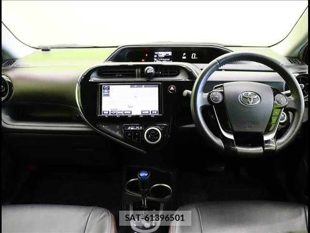 Toyota AQUA 2017-09 8206261-2