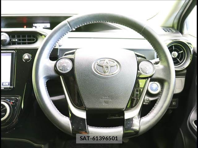 Toyota AQUA 2017-09 8206261-7