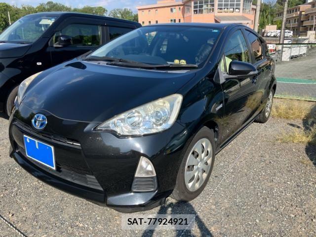 Toyota AQUA 2014-04 8228891-0
