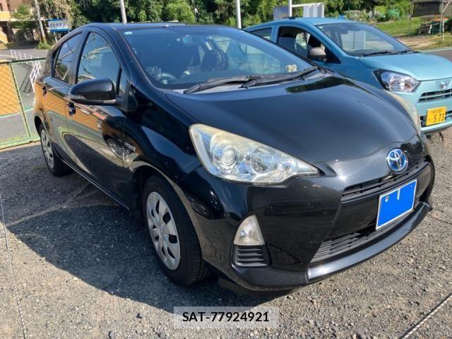 Toyota AQUA 2014-04 8228891-2