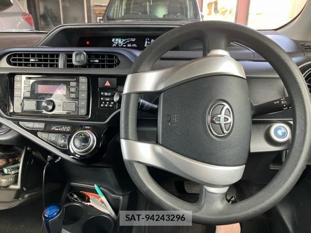 Toyota AQUA 2016-05 8228889-11