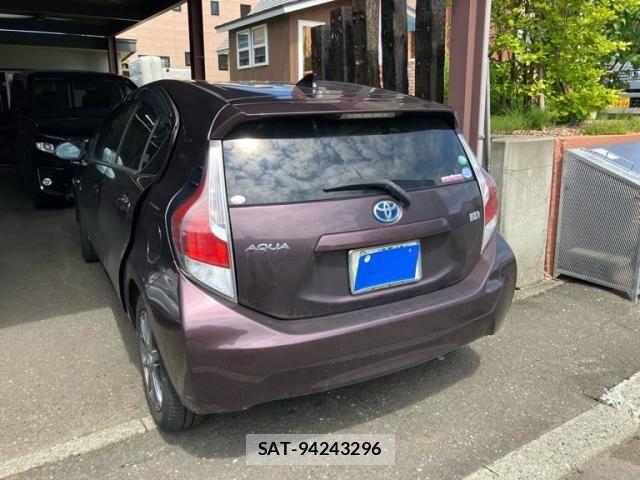 Toyota AQUA 2016-05 8228889-3