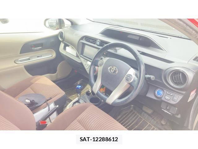 Toyota AQUA 2013-01 8228885-14