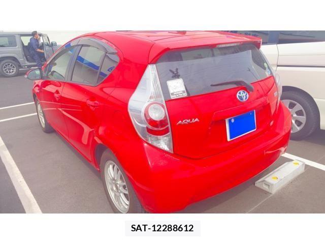 Toyota AQUA 2013-01 8228885-3