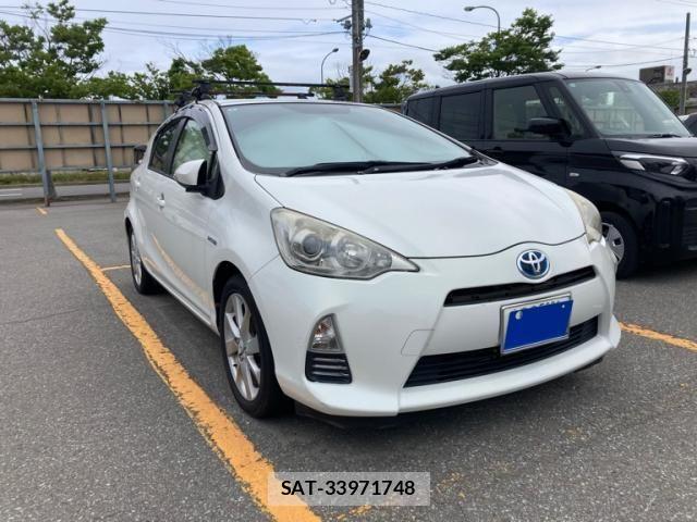 Toyota AQUA 2012-08 8228872-1